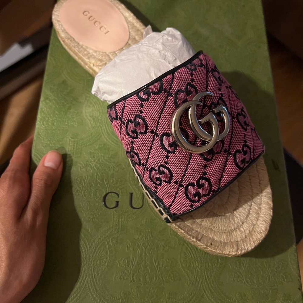 Gucci sandals BRAND NEW ! Size 37 which is a size 7 in WOMAN .
